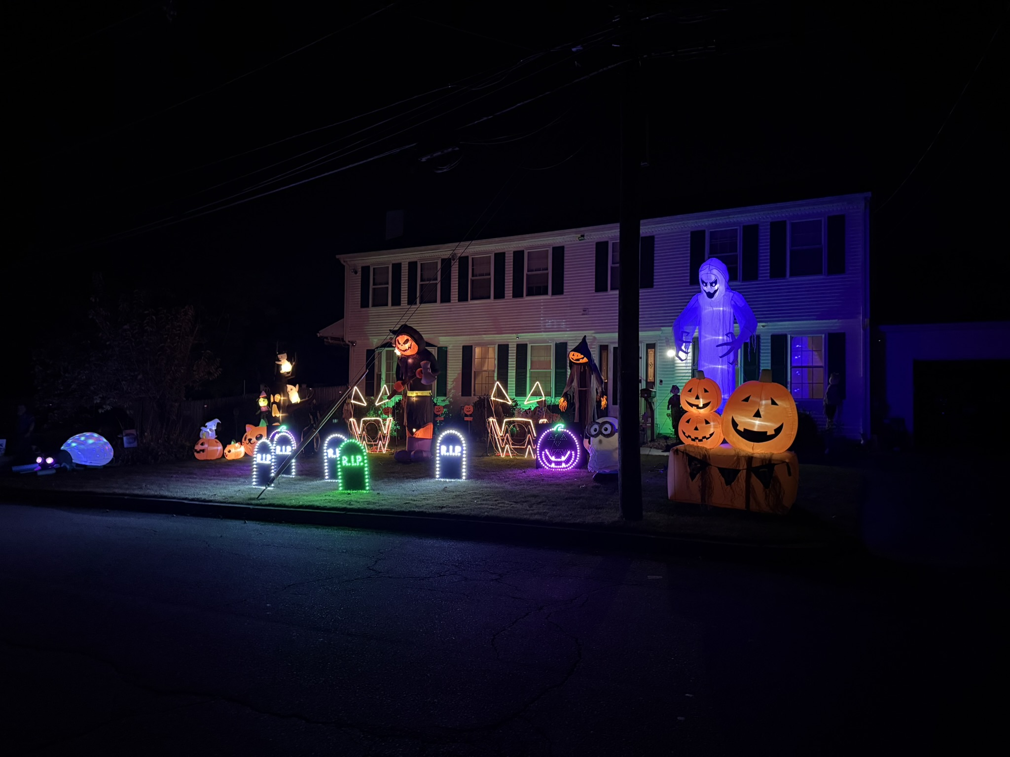 Lewis Halloween light display synchronized to music on 106.9 FM